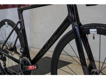 ISAAC Boson Disc Black  Shimano 105 Di2 DT SWISS P1800 velikost XL