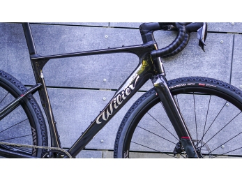 Wilier RAVE ID2 SRAM RIVAL XPLR AXS E1 1x13S 	MICHE GRAFF XL Glitch Black