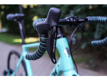 Bianchi Infinito XE Disc Shimano 105 Di2  Celeste 2023