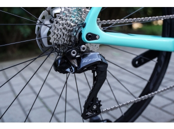 Bianchi Infinito XE Disc Shimano 105 Di2  Celeste 2023