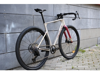 Wilier RAVE ID2 SRAM RIVAL XPLR AXS E1 1x13S 	MICHE GRAFF XL Byte Cream