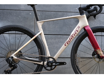 Wilier RAVE ID2 SRAM RIVAL XPLR AXS E1 1x13S 	MICHE GRAFF XL Byte Cream